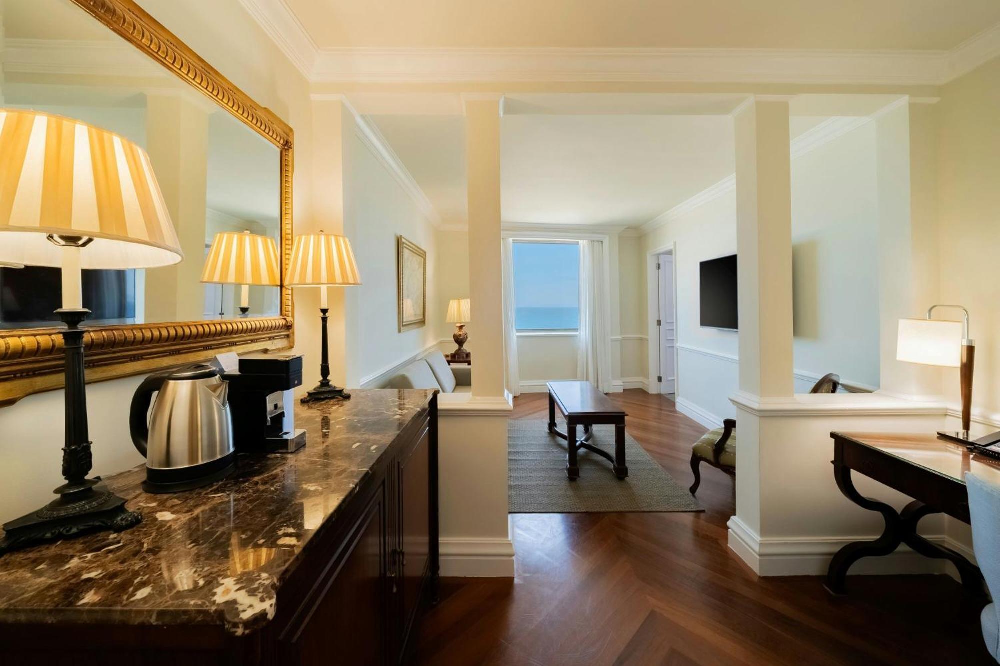 Suite con 1 Letto King-Size, Divano-Letto, Vista Oceano e Accesso Executive Lounge