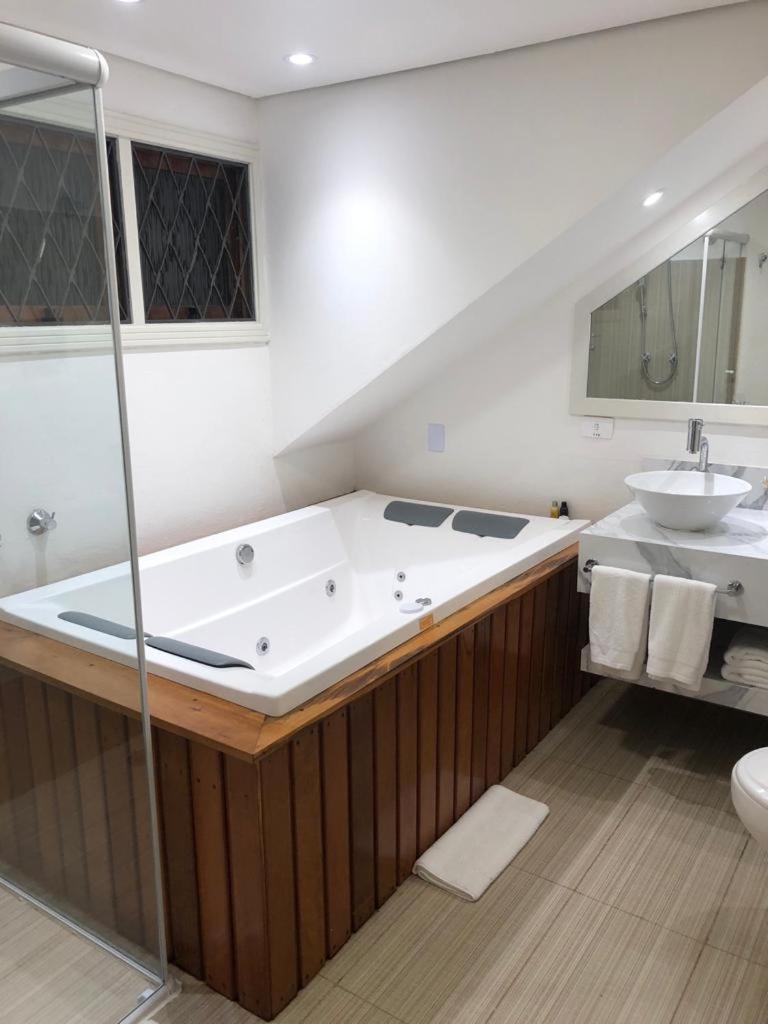 Quarto Deluxe com Cama de Casal ou 2 de Solteiro e Banheira de Hidromassagem