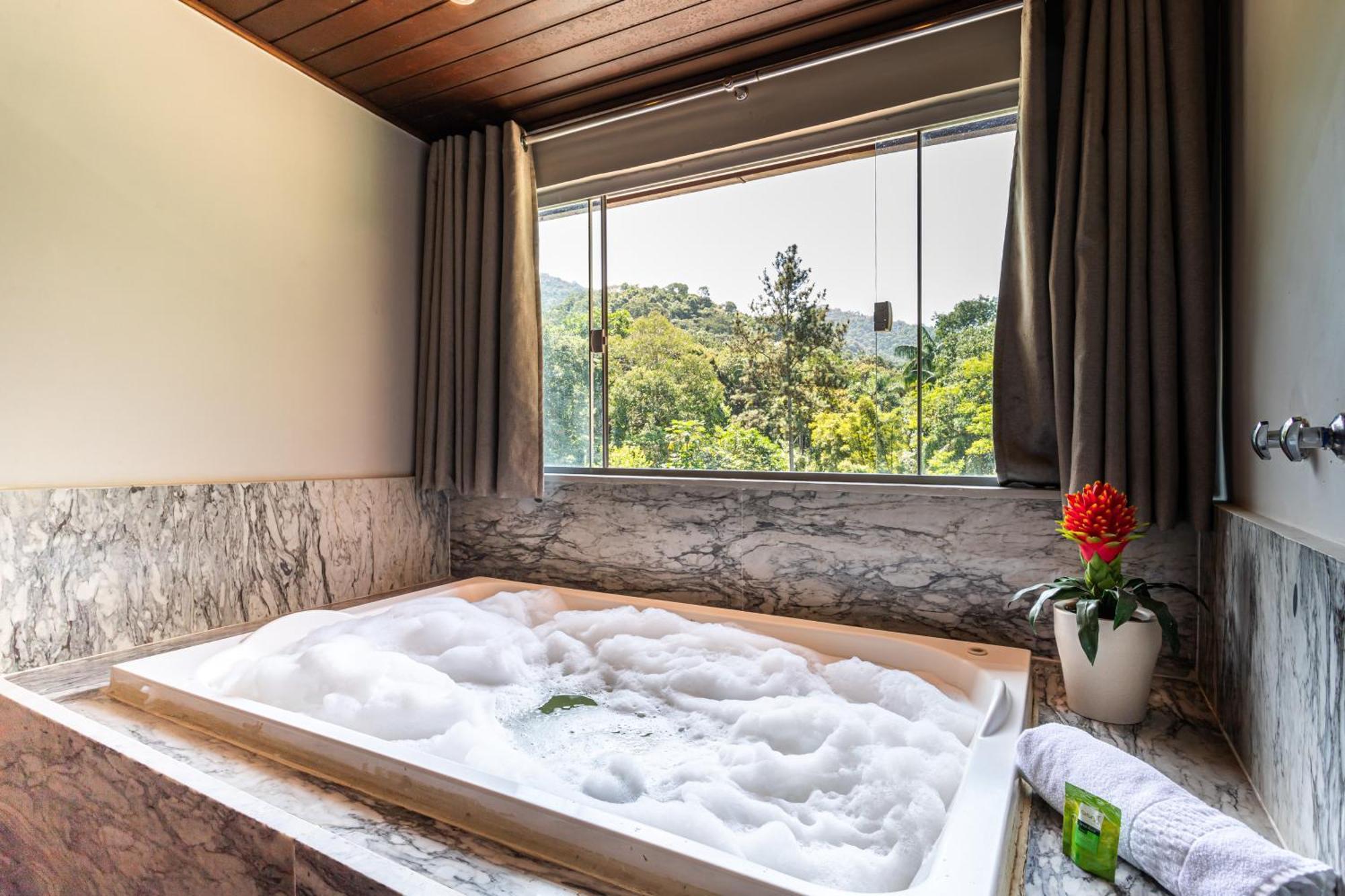 Suite Hot Tub,1765368757:JPEG