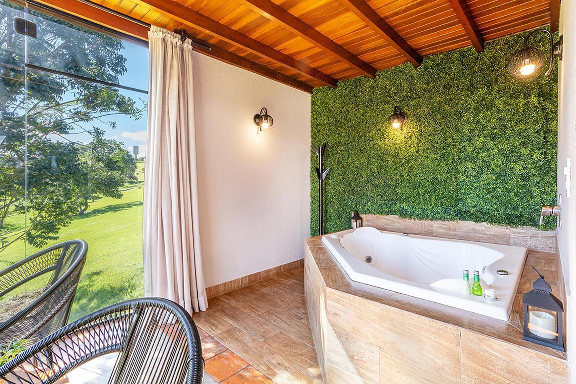 Deluxe Double Room Bath
