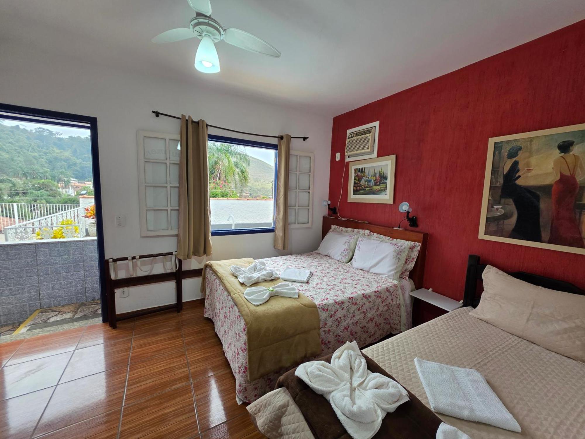 Quarto Duplo com Vista da Piscina