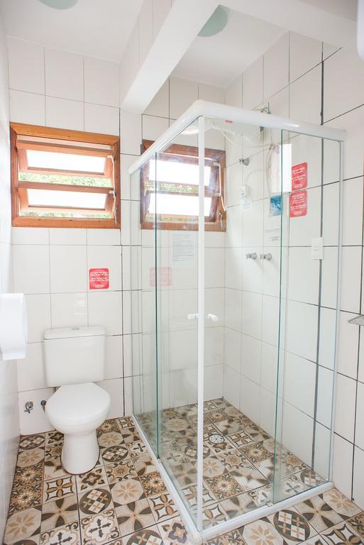 Cama en habitación compartida femenina de 6 camas