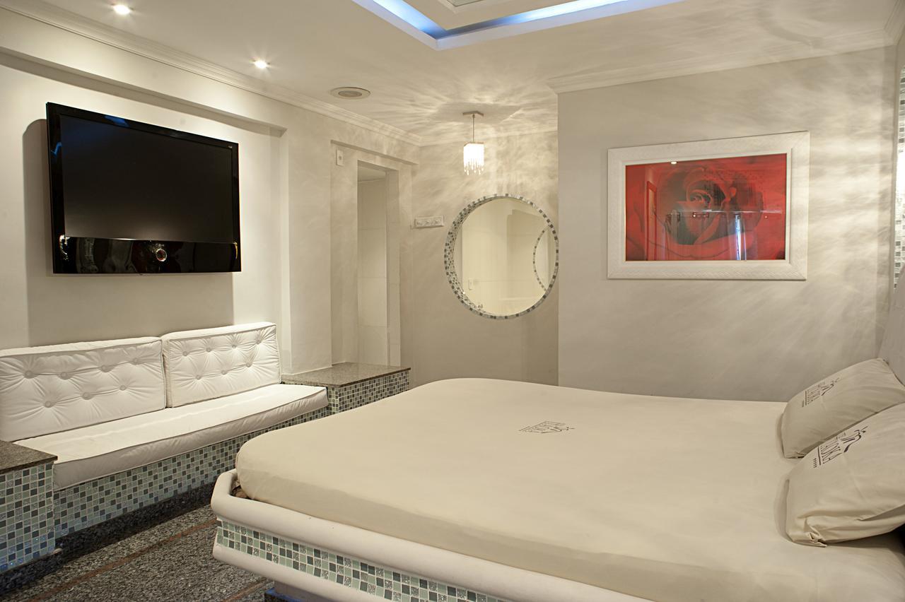 Zimmer mit Queensize-Bett, Whirlpool-Badewanne und Sauna