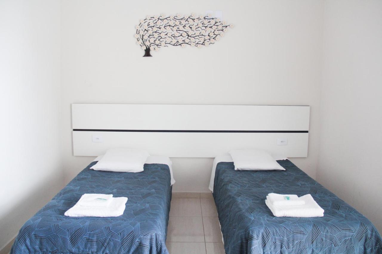Quarto Grande com 2 Camas de Solteiro