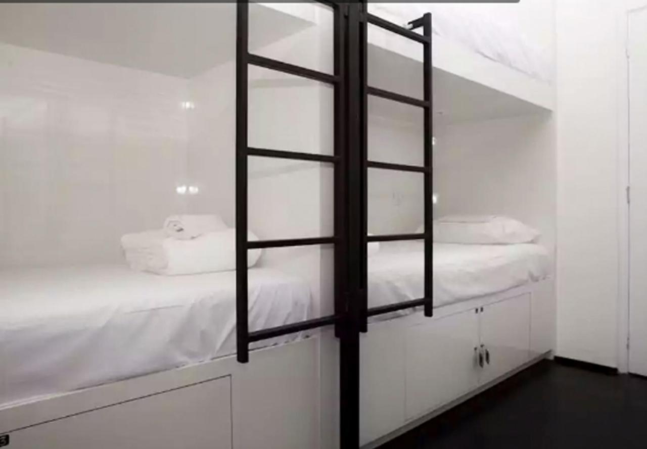 Bett im Schlafsaal für Männer
