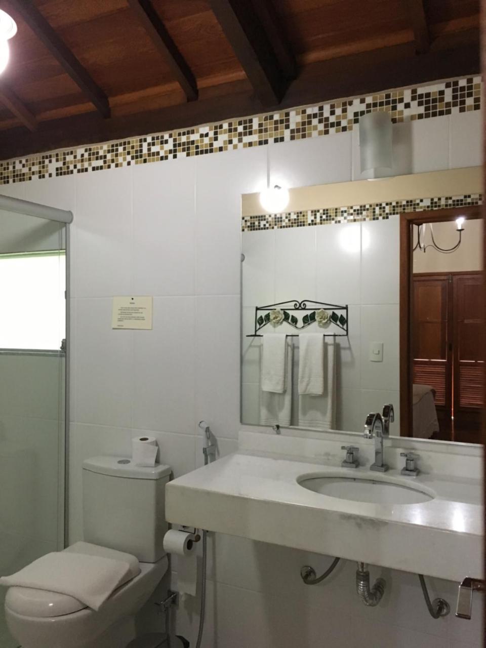 Suíte com Cama King-size e Banheira de Hidromassagem