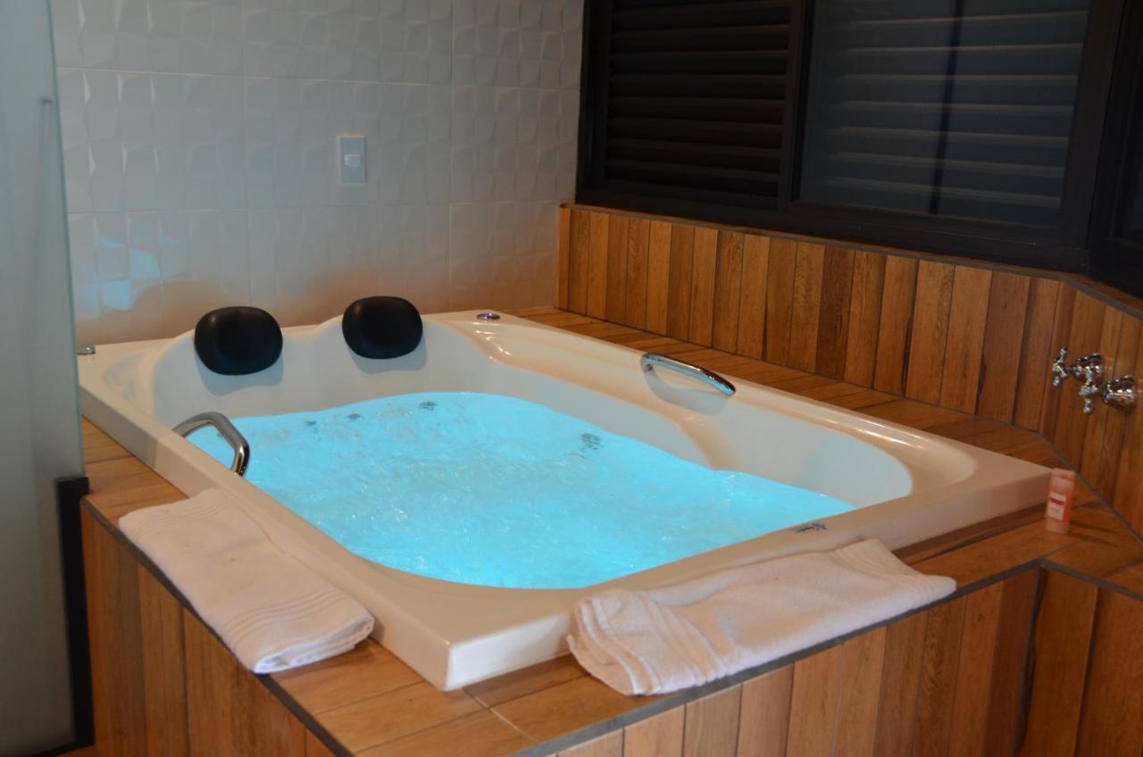 Suíte Deluxe com Banheira de Hidromassagem