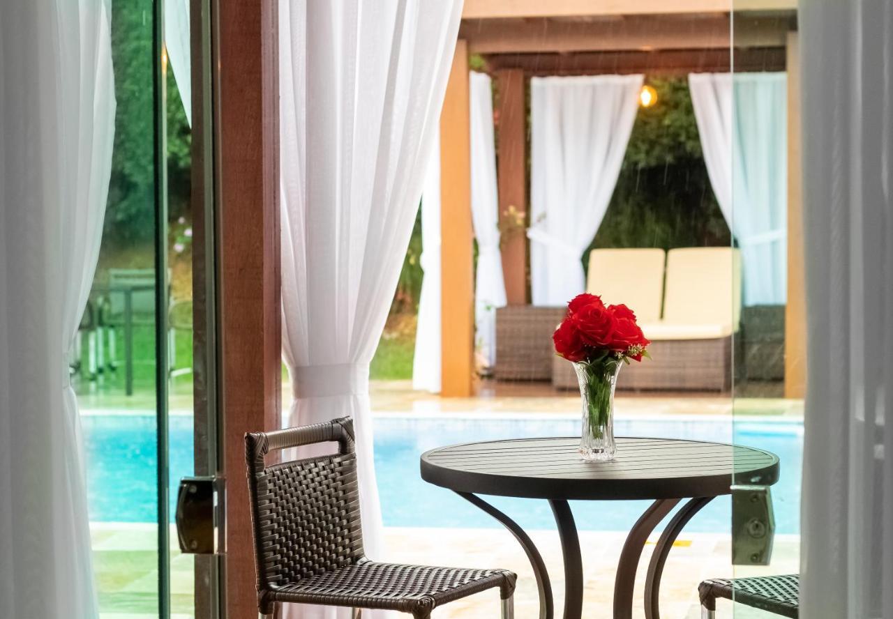 Quarto com Cama Queen-size e Vista da Piscina