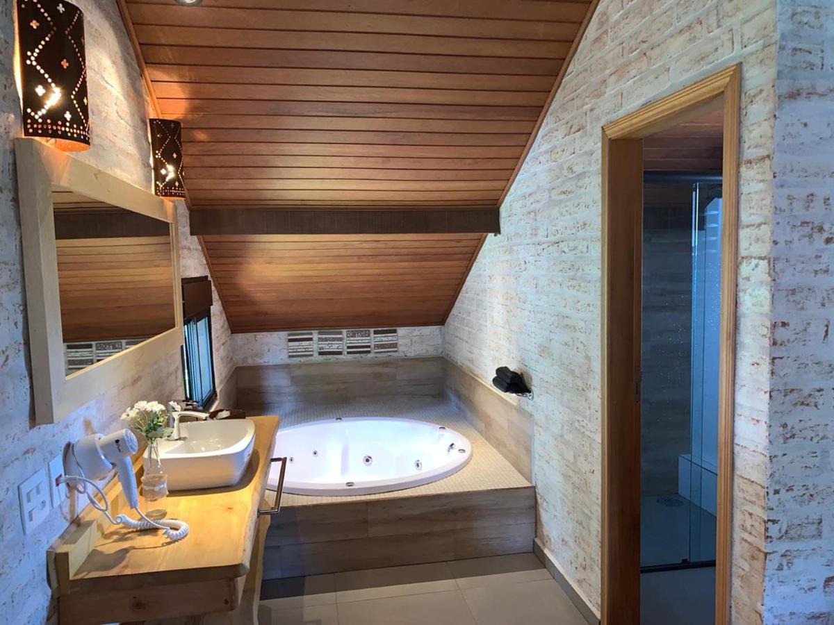 Quarto com Cama Queen-size e Banheira de Hidromassagem