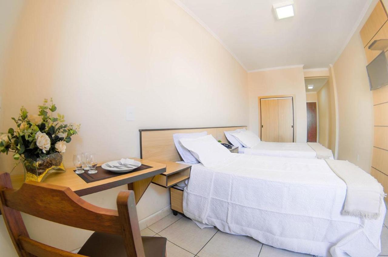 Quarto com 2 Camas de Solteiro