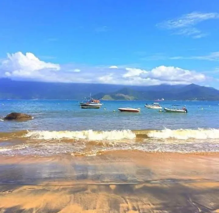 Suíte Pé na Areia- Espaço Independente na Praia do Curral com localização privilegiada - simplicidade e comodidade com o pôr do sol mais lindo de Ilhabela - melhor custo benefício para até 4 pessoas , na Av José Pacheco do Nascimento nº 7682-1