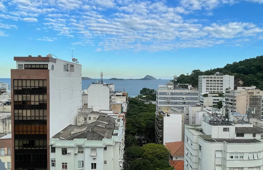 Flat No Leblon: Beachside Luxury with Daily Housekeeping-1