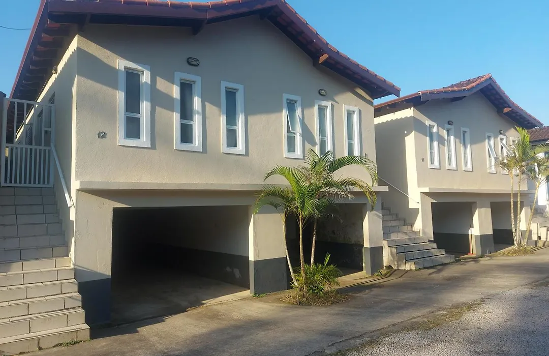 Casas em Condomínio próximo da praia com 2 dormitórios, churrasqueira e 3 vagas de garagem-1