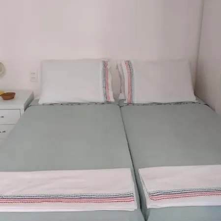 Apartamento Em Copacabana - Rua Bolivar - 2 Quartos - Excelente Localizacao-2