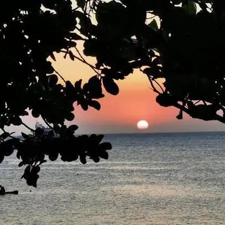 Suíte Pé na Areia- Espaço Independente na Praia do Curral com localização privilegiada - simplicidade e comodidade com o pôr do sol mais lindo de Ilhabela - melhor custo benefício para até 4 pessoas , na Av José Pacheco do Nascimento nº 7682-3