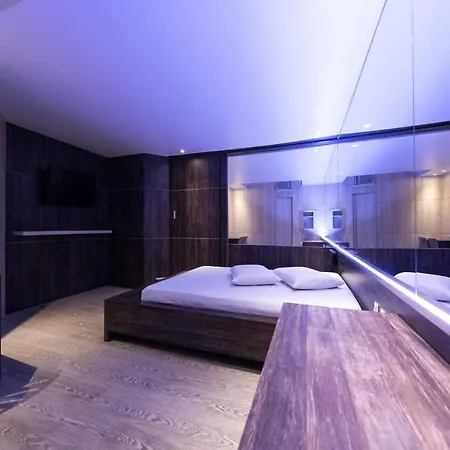 Snob Motel (Adults Only)-2
