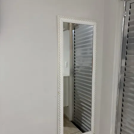 Pousada Quarto com ar, wi fi,frigobar perto da basilica-2