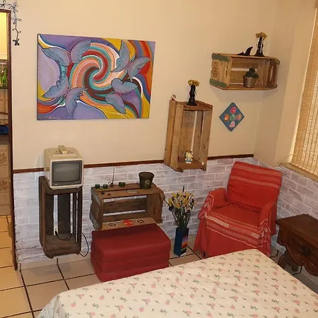 Cozy Flat Half Block From The Beach-2