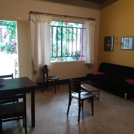 Chalé Balines Oroboro 1 - Casa com jardim de 150 m e cozinha completa em Macacos-3