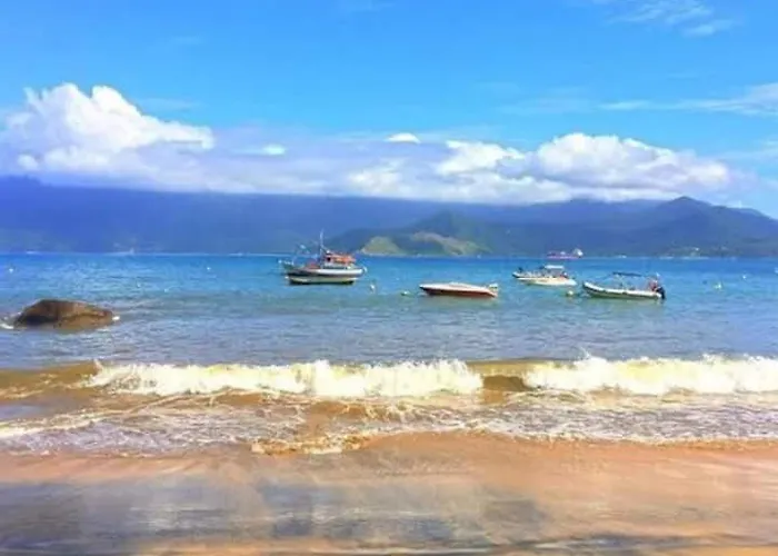 Suíte Pé na Areia- Espaço Independente na Praia do Curral com localização privilegiada - simplicidade e comodidade com o pôr do sol mais lindo de Ilhabela - melhor custo benefício para até 4 pessoas , na Av José Pacheco do Nascimento nº 7682