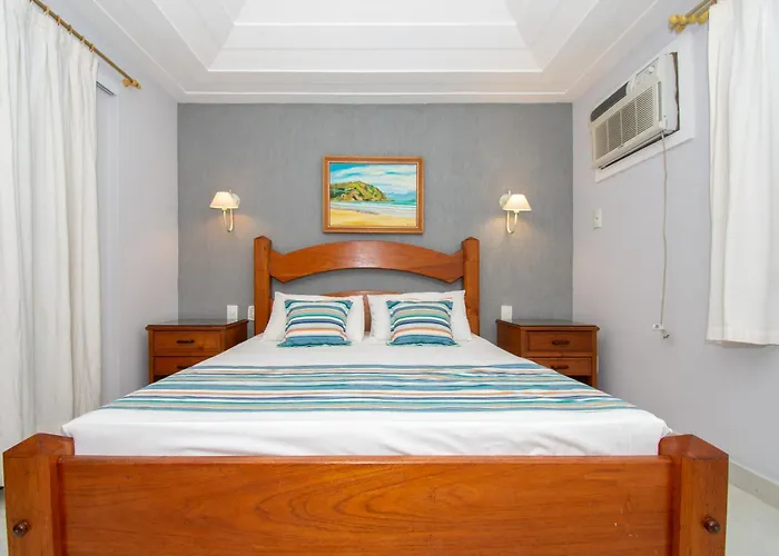 Armacao dos Buzios hotels near Canto Beach