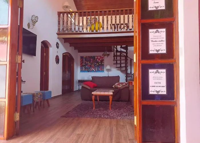 Casa Rosa de Peruíbe - Casa de Temporada 3 dormitórios, 10 hóspedes, piscina, wi-fi, netflix, 800 metros da praia com piscina