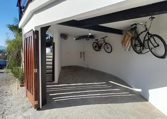 3Suítes, piscina e vista do mar em condomínio pé na areia - pátio compartilhado Búzios