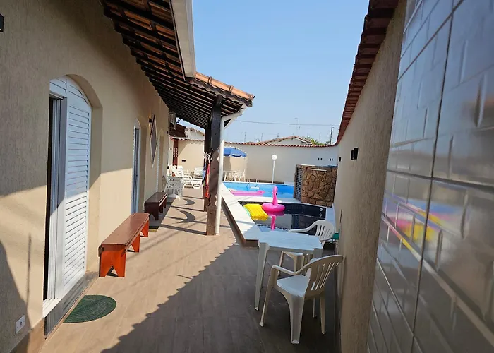 Casa Lindíssima e Espaçosa com 2 Piscinas - Adulto e Infantil, Perto da Praia, Opção da Piscina Adulto Aquecida Cobrado à Parte, 4 Quartos Frente as Piscinas, Área Gourmet Completa com Churrasqueira, Forno e Fogão a Lenha, Mesa de Bilhar, Lareira na 