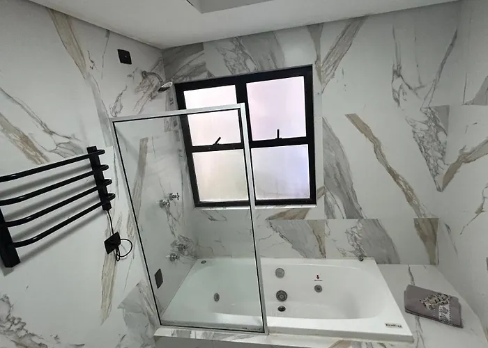Flat conforto com Hidro privativa próximo à praia São Vicente