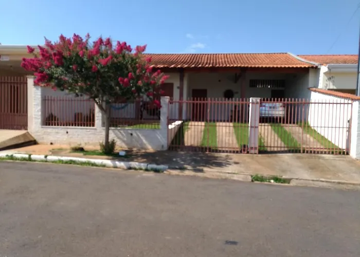 Quarto e suíte para uma pessoa Alfenas que aceita animais de estimação